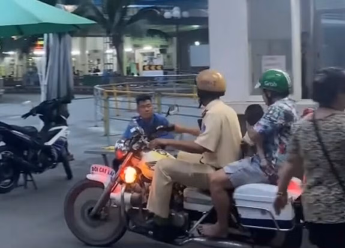 CSGT dùng xe đặc chủng chở bé 7 tháng tuổi đi cấp cứu -0