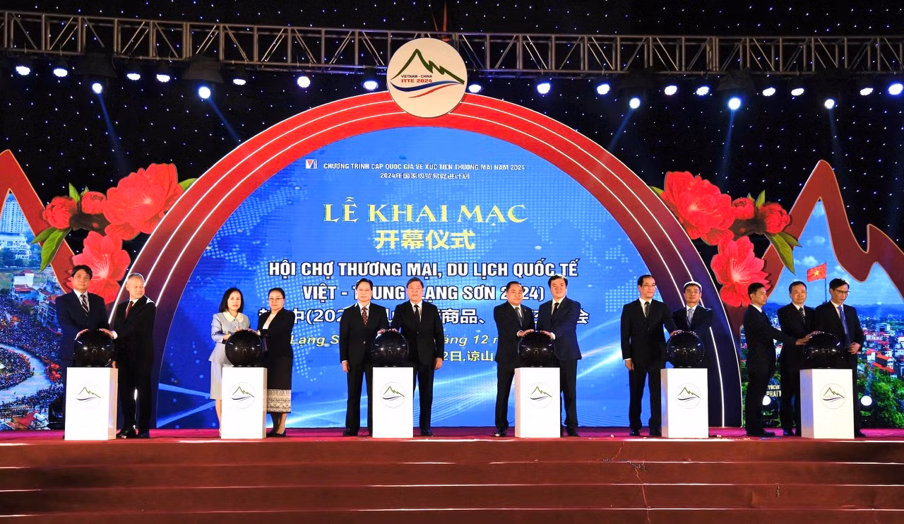 Hơn 200 doanh nghiệp trong và ngoài nước tham gia Hội chợ thương mại, du lịch quốc tế Việt – Trung (Lạng Sơn 2024) -0