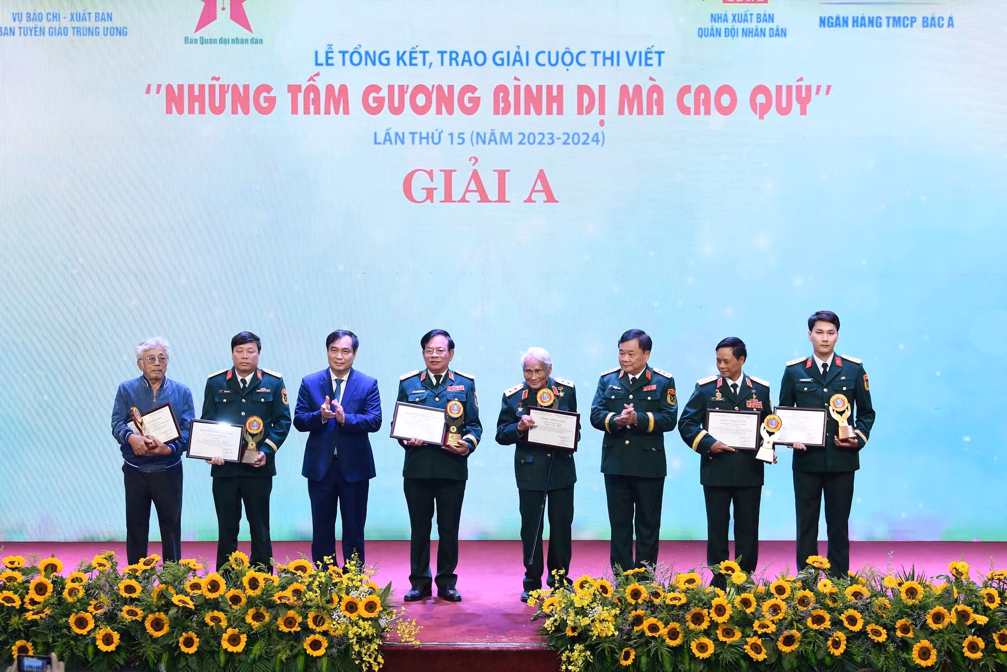 Trao giải Cuộc thi viết “Những tấm gương bình dị mà cao quý” lần thứ 15 -0