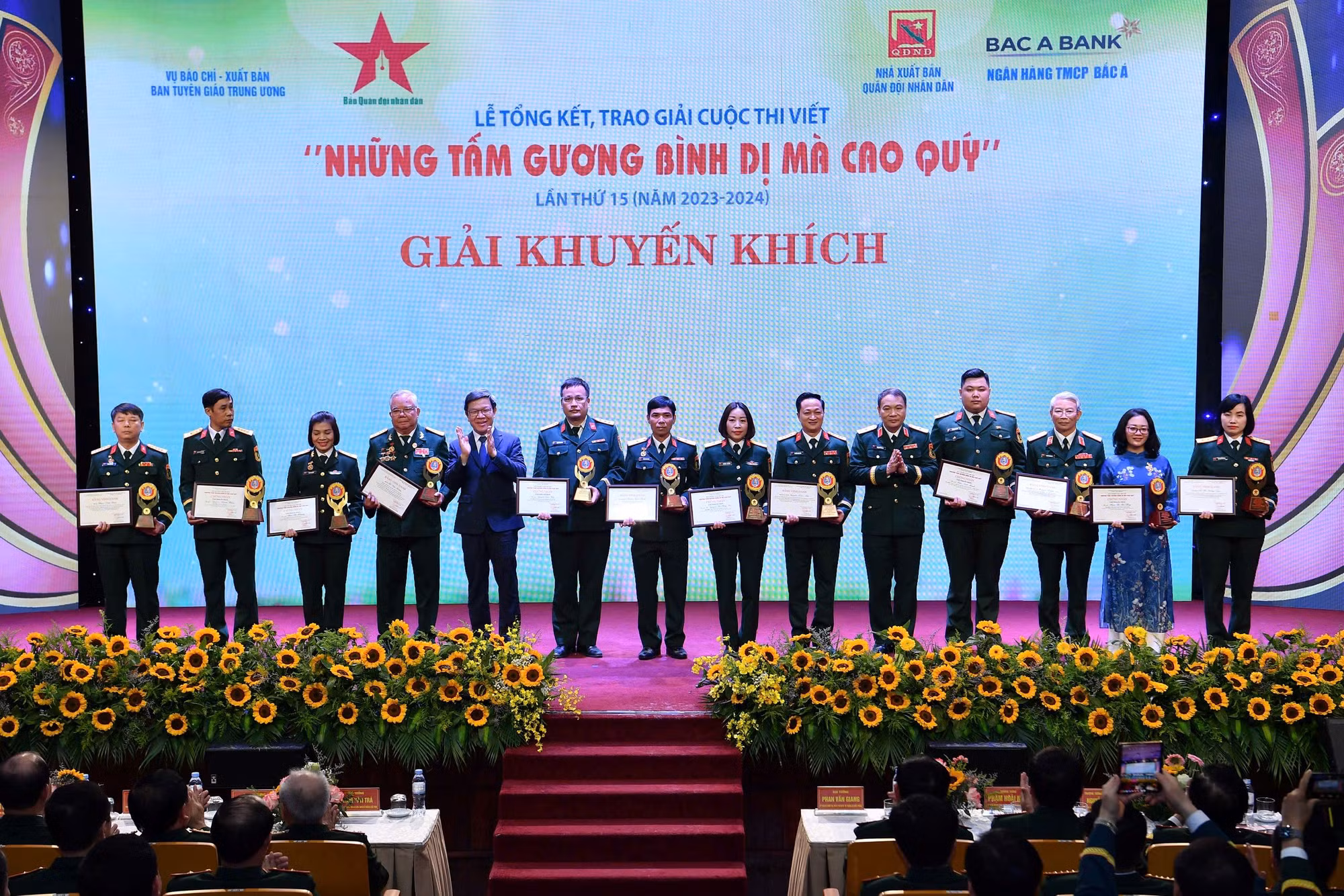 Trao giải Cuộc thi viết “Những tấm gương bình dị mà cao quý” lần thứ 15 -0