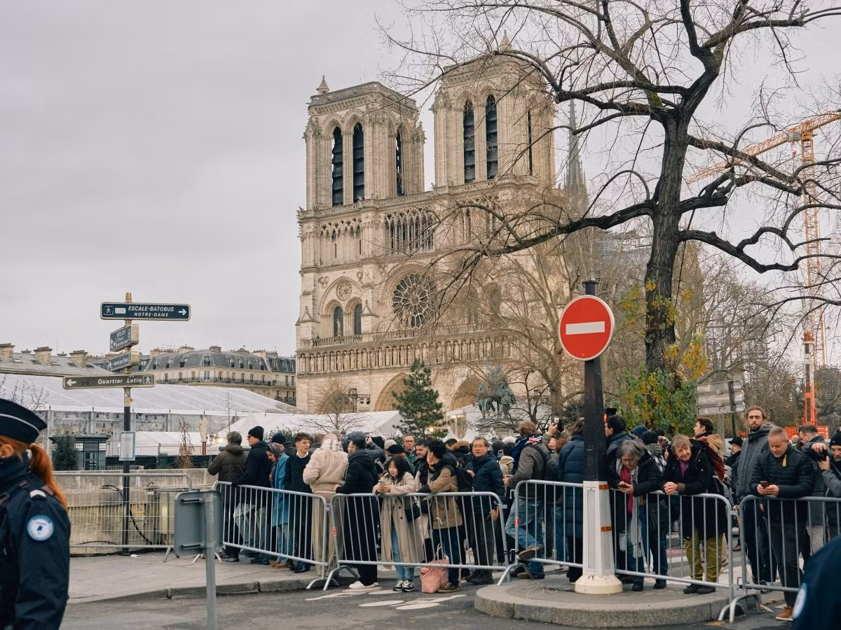 Nhà thờ Đức Bà Paris rực sáng trong ngày mở cửa trở lại -0