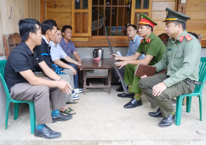 Các thành viên "Tổ tự quản về ANTT trong giáo họ Đồng Hẻo" tham gia vận động người dân giao nộp vũ khí tự chế.