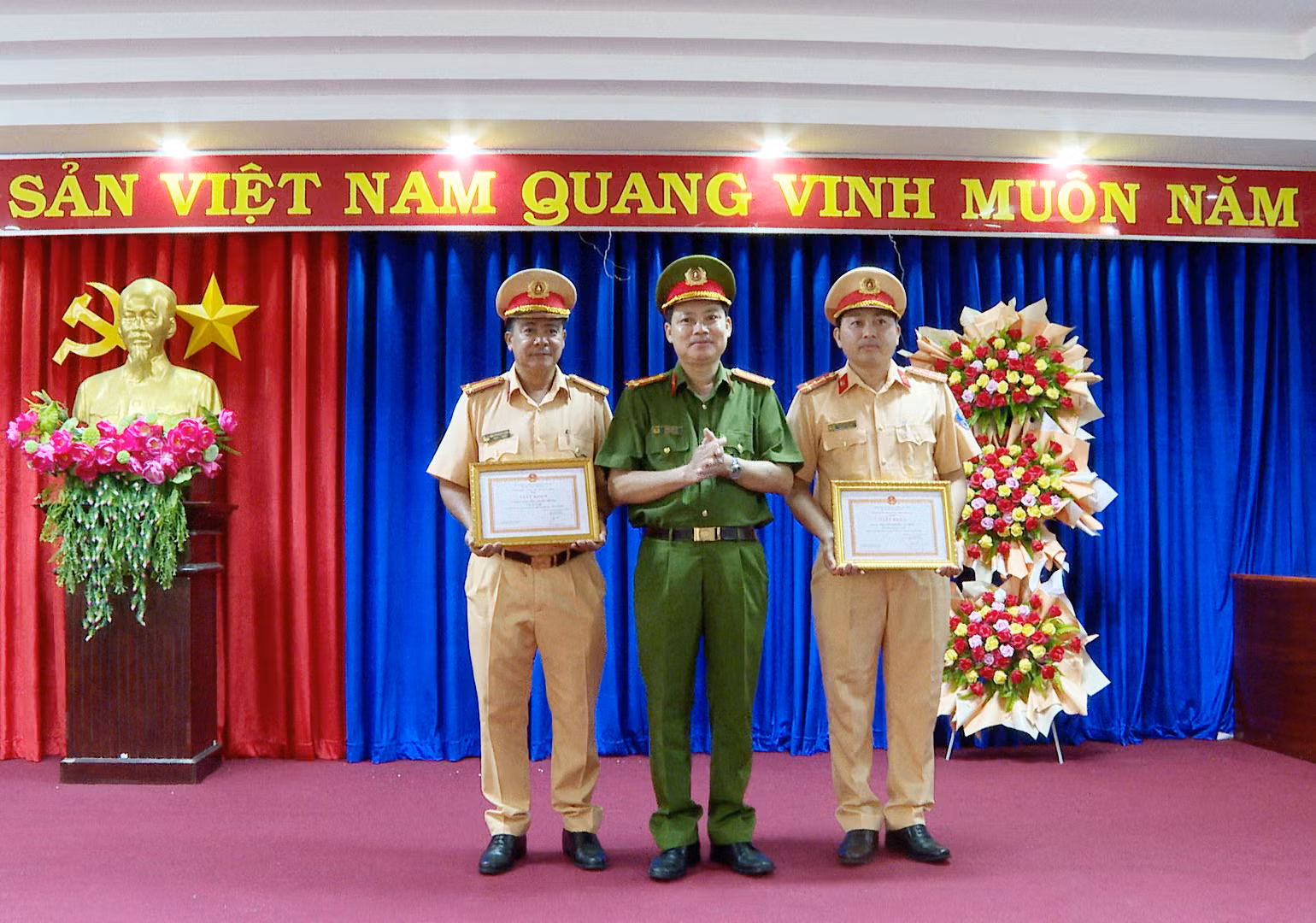  Khen thưởng 2 cán bộ CSGT có thành tích bắt tội phạm ma túy -0