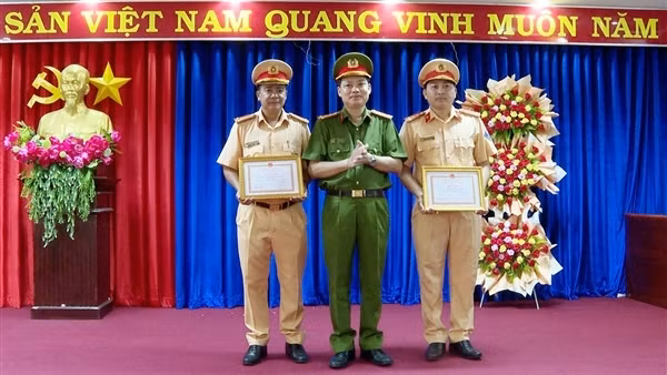 Khen thưởng 2 cán bộ CSGT có thành tích bắt tội phạm ma túy