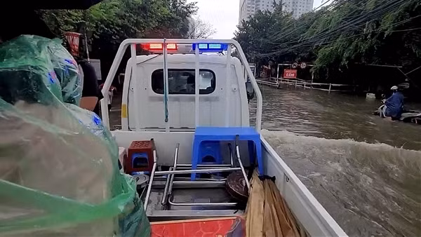 Vượt điểm ngập sâu, CSGT Hà&nbsp;Nội đưa hai bệnh nhi đi cấp cứu