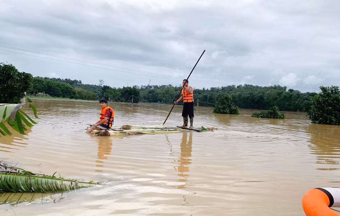 Khẩn cấp cứu hộ hàng nghìn hộ dân ngập chìm trong đợt lũ lịch sử -0