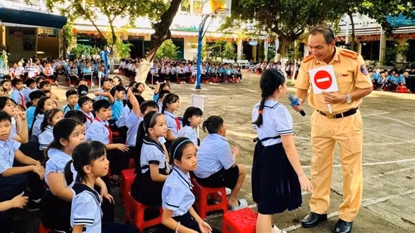 Lan tỏa sâu rộng pháp luật giao thông&nbsp;trong các trường học ở Khánh Hòa