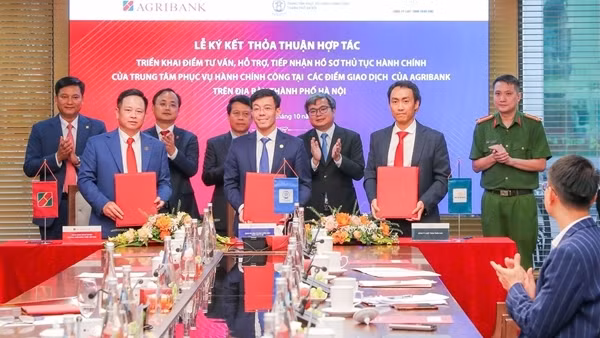 Agribank và Trung tâm phục vụ hành chính công Hà Nội hỗ trợ người dân thực hiện dịch vụ công tại điểm giao dịch của ngân hàng