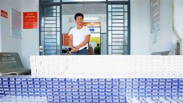 Tài xế lái ô tô vận chuyển hơn 11.000 bao thuốc lá lậu