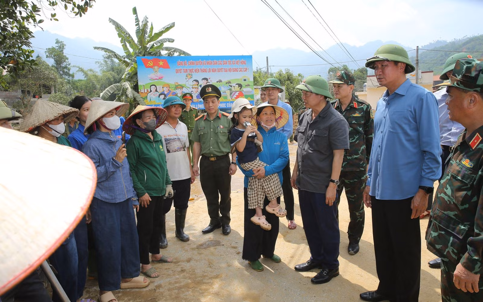 Phó Thủ tướng Trần Hồng Hà kiểm tra công tác ứng phó bão số 11 tại tỉnh Lào Cai -0