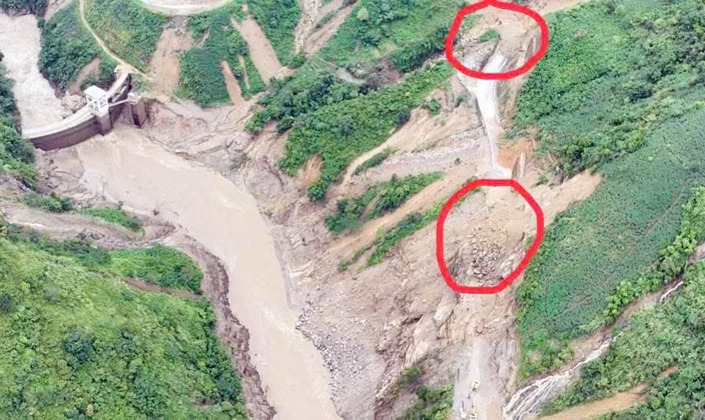 Tìm thấy chiếc xe bán tải chở 3 công dân mất tích trong vụ sạt lở tại xã Minh Lương -0