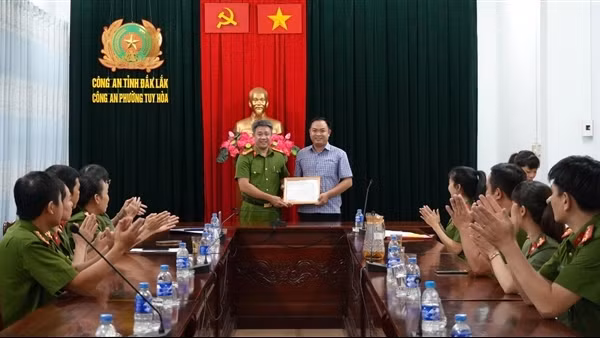Giám đốc Hợp tác xã nhặt được cọc tiền nhờ Công an tìm người đánh rơi để trao lại