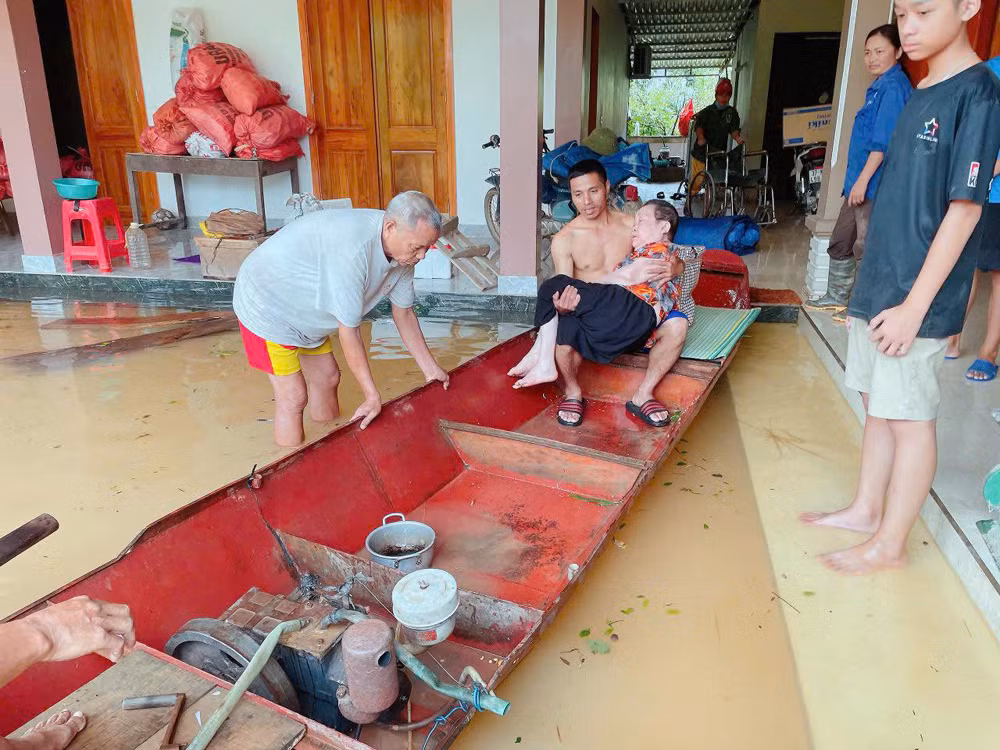 Khẩn cấp cứu hộ hàng nghìn hộ dân ngập chìm trong đợt lũ lịch sử -0