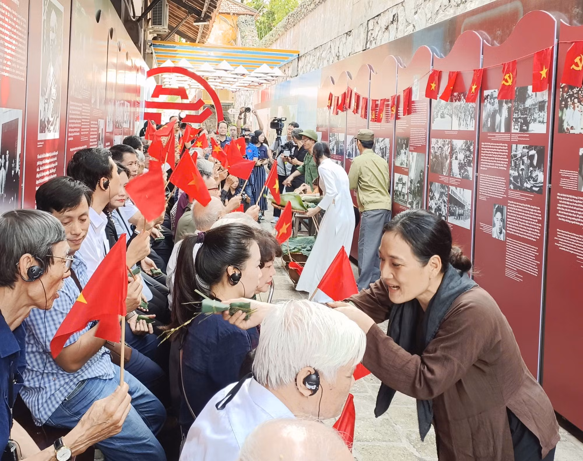 Trưng bày “Vang mãi khúc khải hoàn” kỷ niệm 71 năm Ngày Giải phóng Thủ đô -0