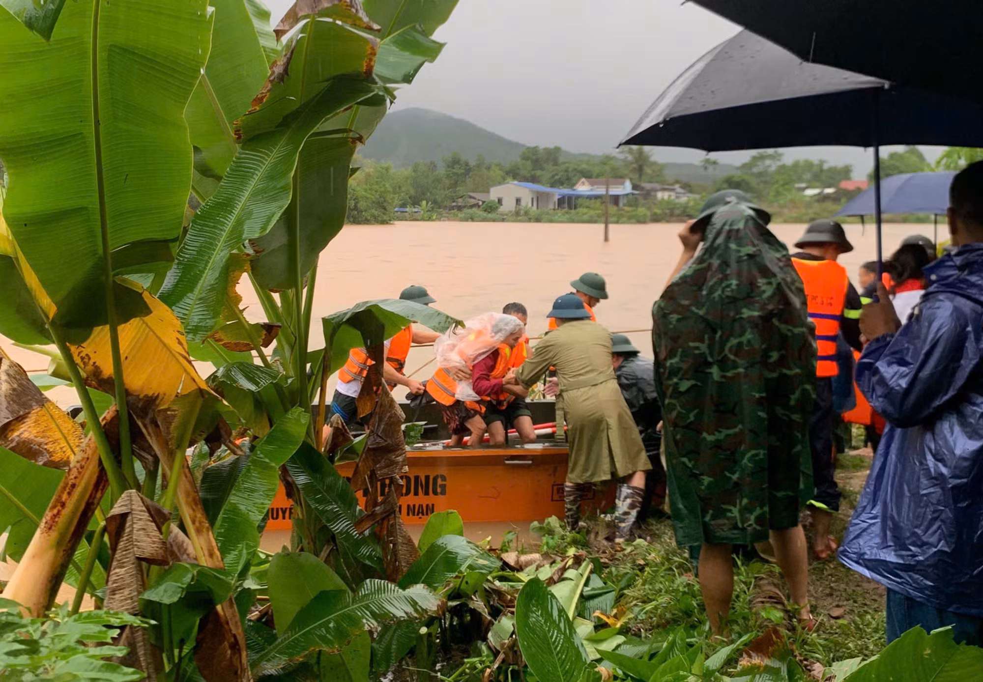 Thái Nguyên ngập nặng, lực lượng Công an dỡ mái tôn cứu người dân đến nơi an toàn -4