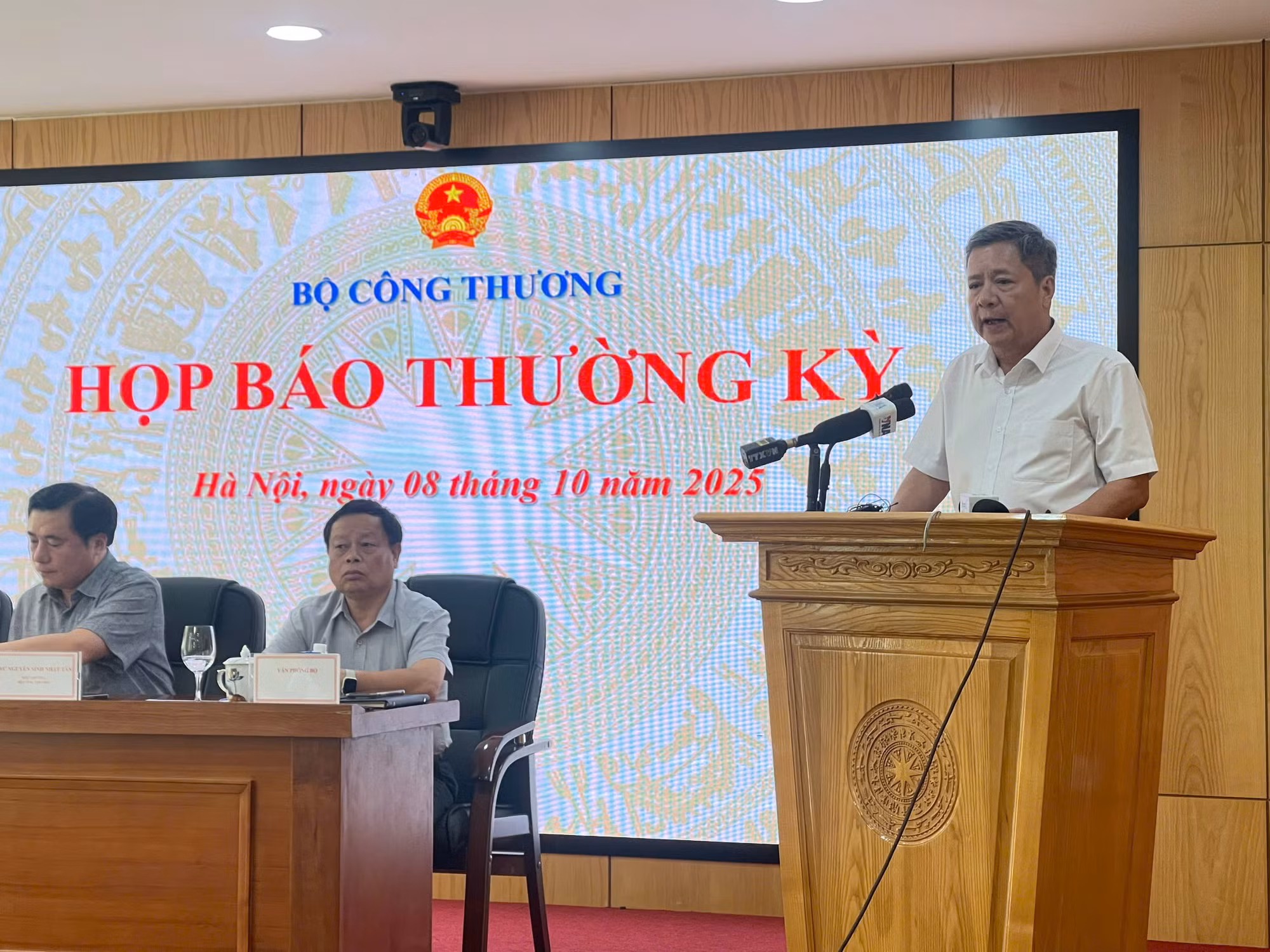 Khuyến khích người dân, doanh nghiệp tham gia phát triển điện mặt trời mái nhà tự sản, tự tiêu -0