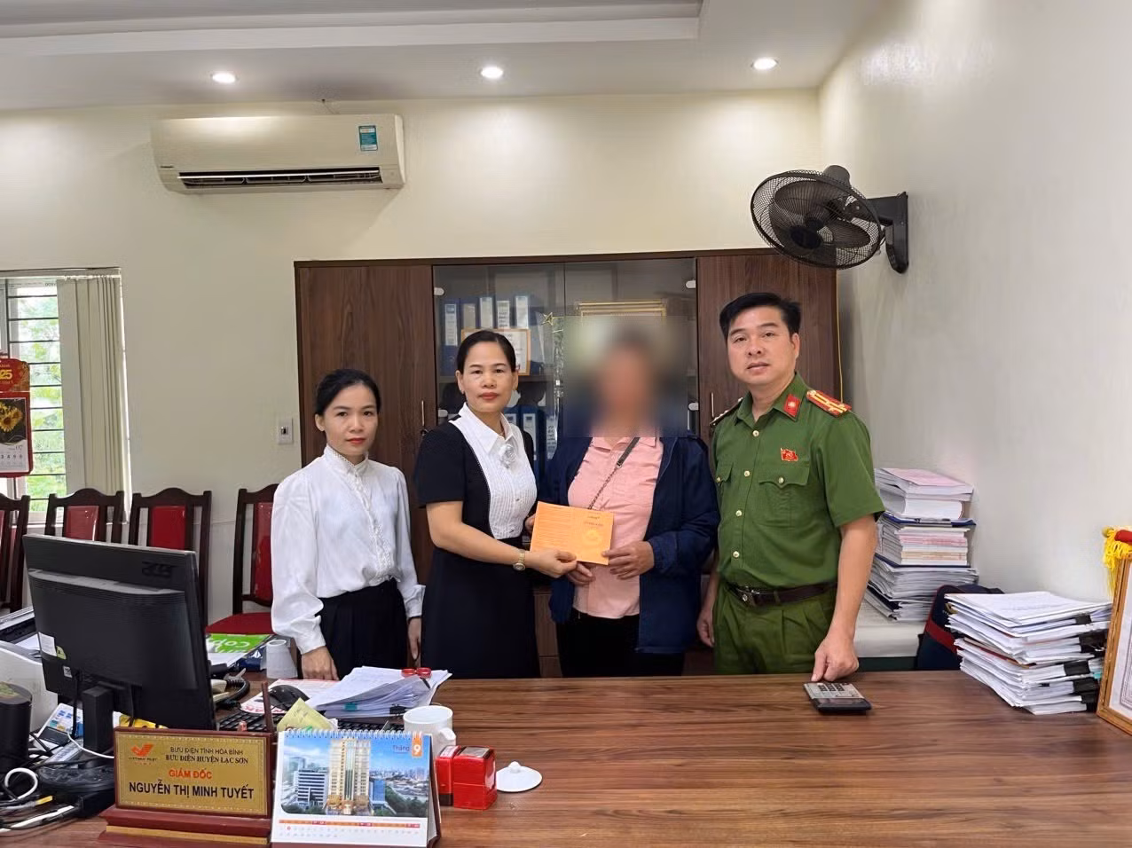 Công an xã phối hợp kịp thời ngăn chặn người phụ nữ chuyển tiền cho người yêu Việt kiều -0