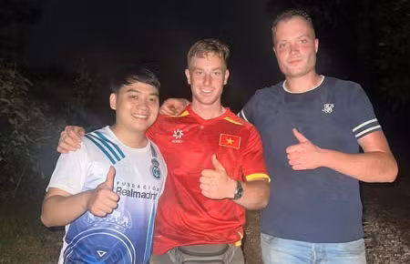 Công an giải cứu 2 du khách Hà Lan bị lạc giữa rừng sâu lúc trời mưa gió -0
