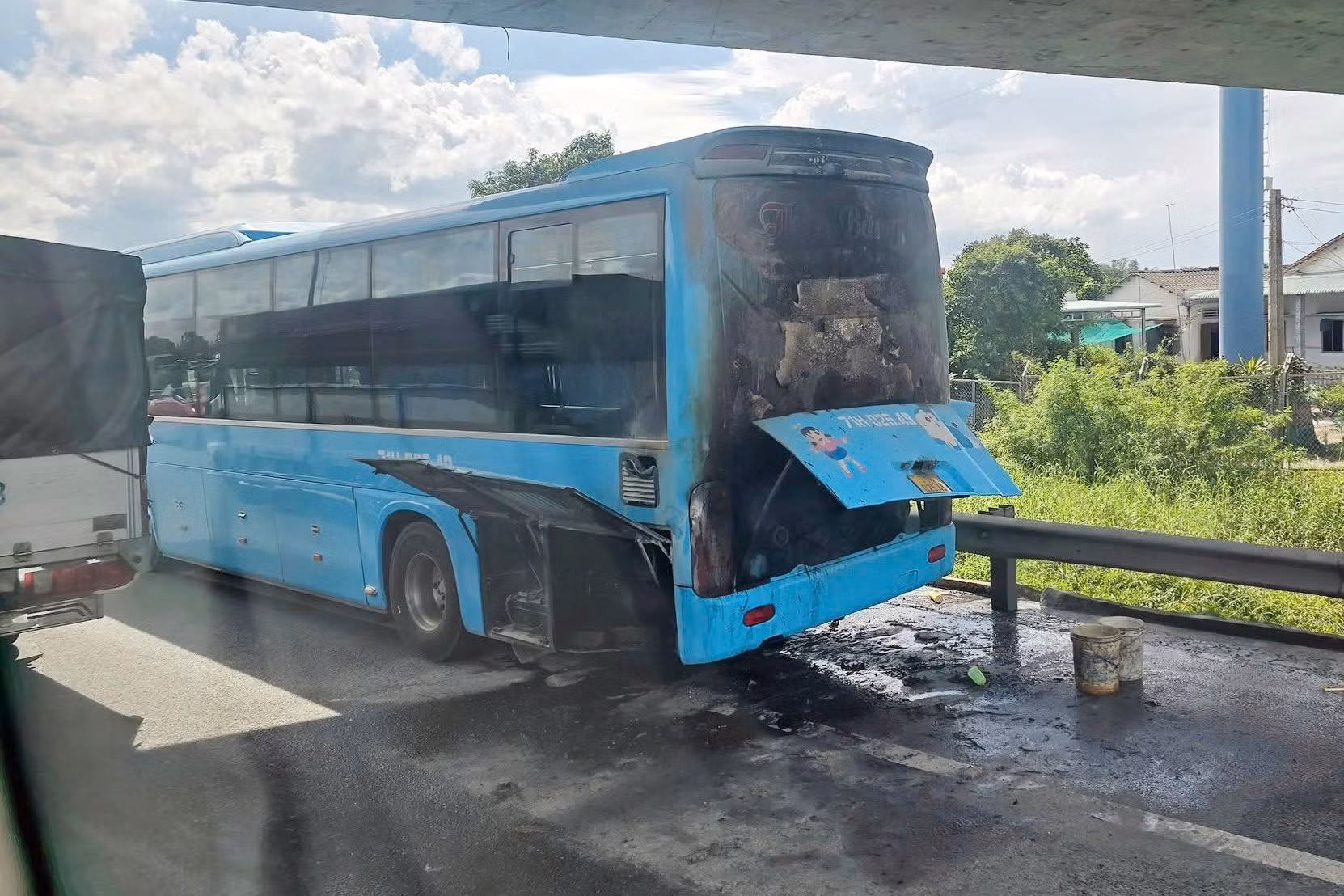 Dập tắt kịp thời đám cháy xe khách trên cao tốc TP Hồ Chí Minh-Trung Lương -0
