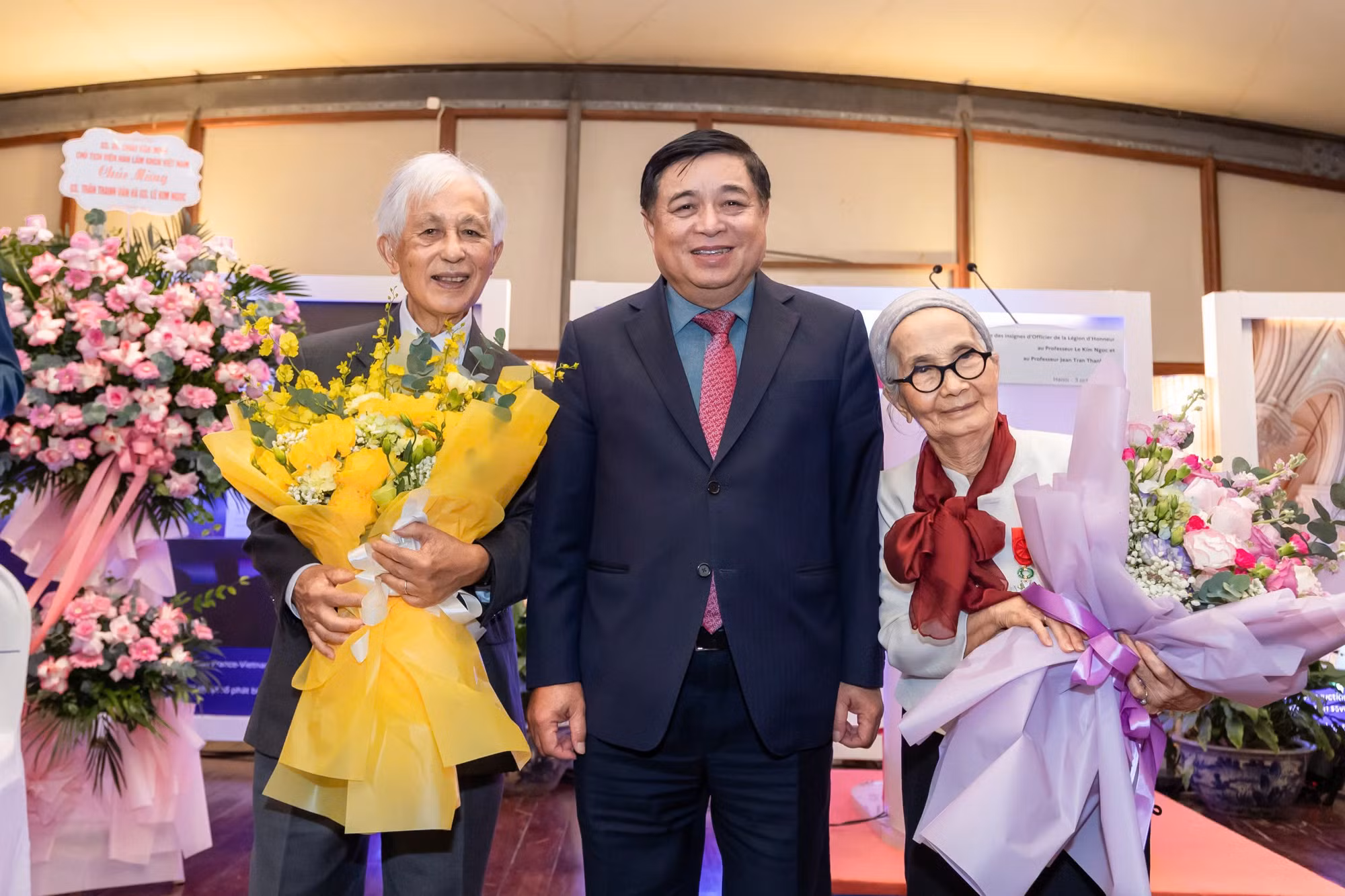Pháp trao Bắc đẩu Bội tinh bậc Sĩ quan vinh danh hai nhà khoa học lỗi lạc gốc Việt -0