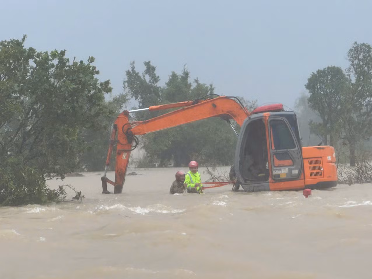 Cảnh sát giao thông Thanh Hoá cứu sống 3 người đàn ông bị lũ cuốn trôi -0