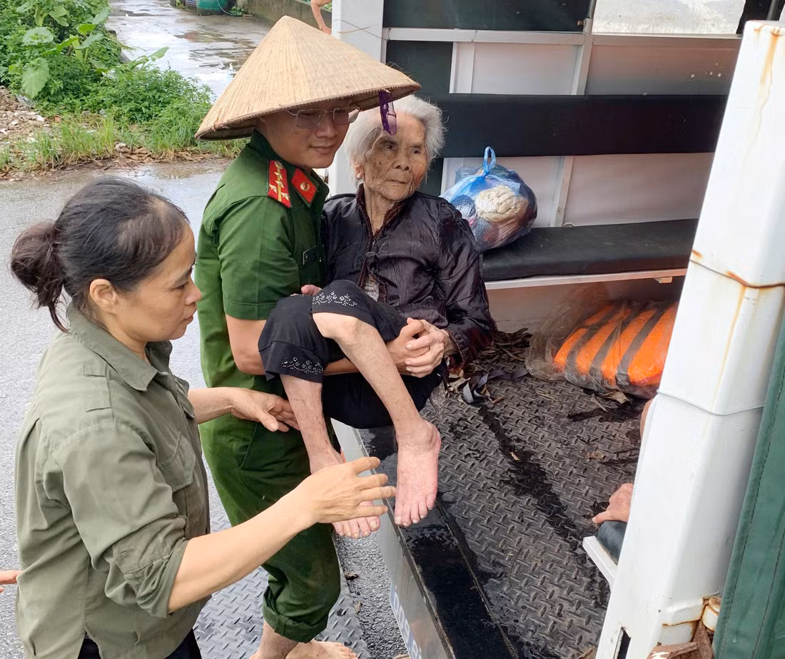 CBCS Công an tỉnh Ninh Bình “Vì nước quên thân, vì dân phục vụ” ứng phó với cơn bão số 10 -0