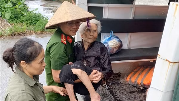 Công an Ninh Bình giúp dân thu hoạch hoa màu, gia cố đê