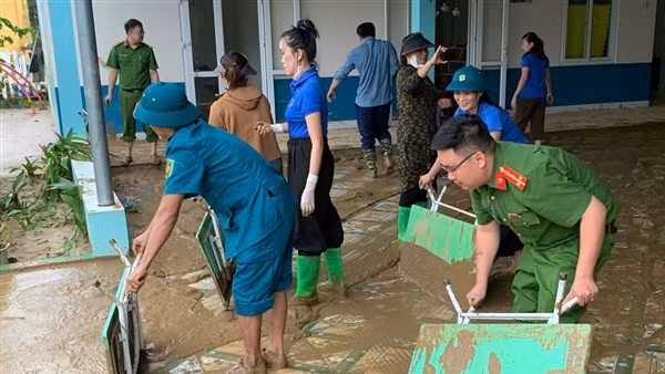 Công an xã ở Thanh Hoá chủ động khắc phục hậu quả sau mưa bão