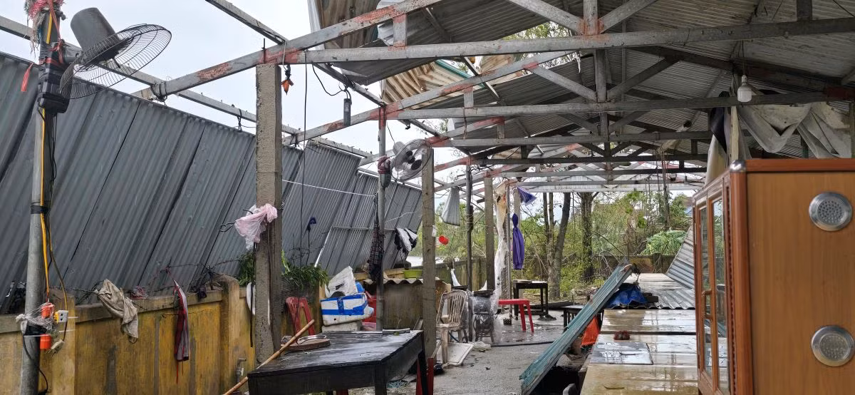Cận cảnh khu chợ bị “vò nát” trong bão số 10 tại Hà Tĩnh -0