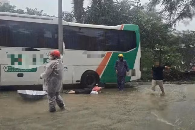 Rò rỉ điện từ cột chiếu sáng trên đường Tú Mỡ trong mưa ngập khiến một số người dân bị giật -0