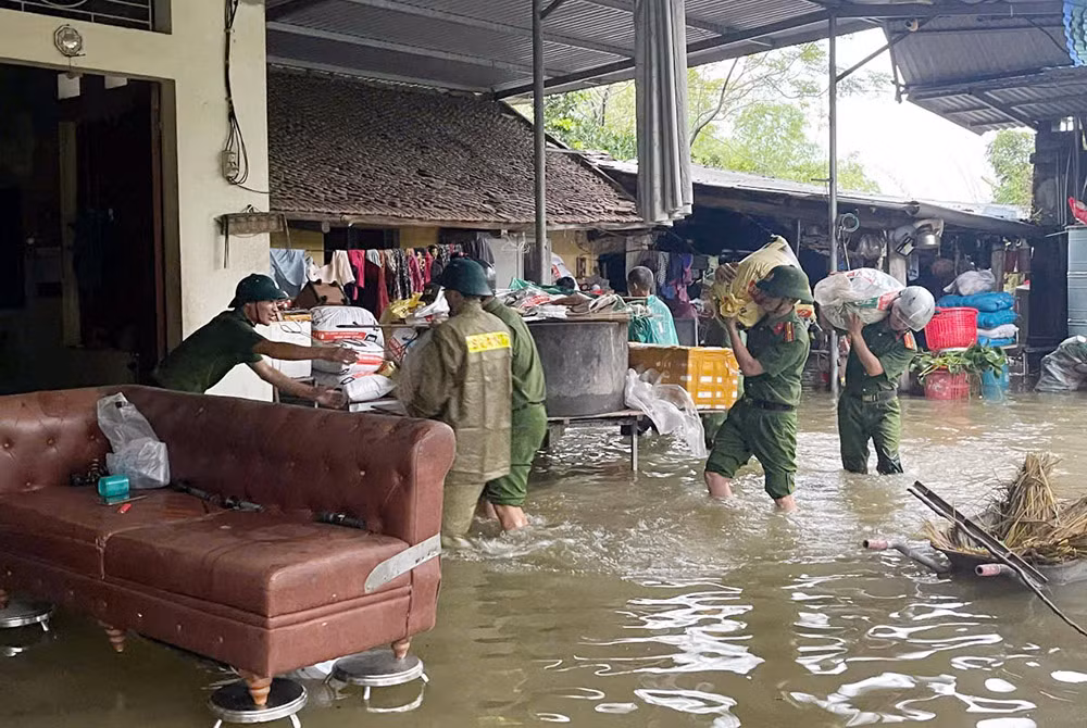 cax quang trung phối hợp với tổ antt hỗ trợ di chuyển tài sản của người dân ở thôn tân lập 1.jpg -1