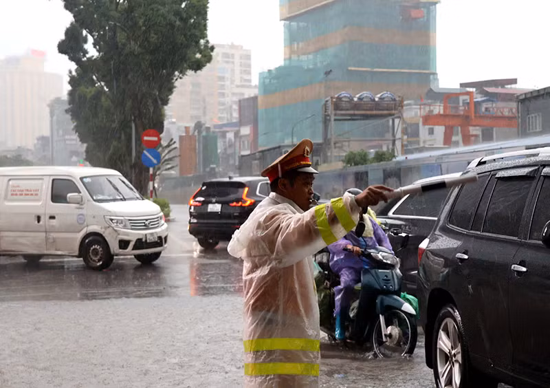 Công an TP Hà Nội khuyến cáo người dân tham gia giao thông trong mưa bão -0