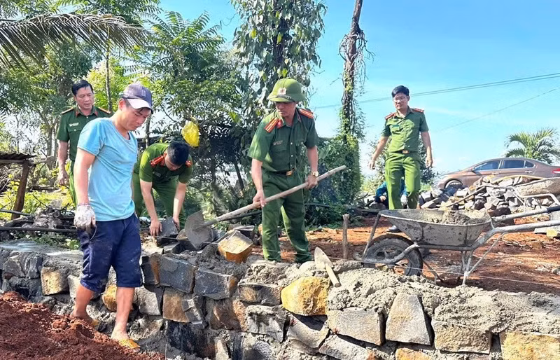 Công an Lâm Đồng xây thêm 49 căn nhà hỗ trợ người nghèo -0