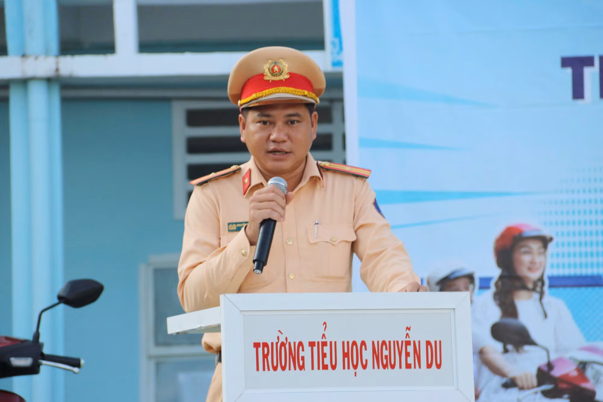 CSGT Công an Cà Mau tặng mũ bảo hiểm cho học sinh -0