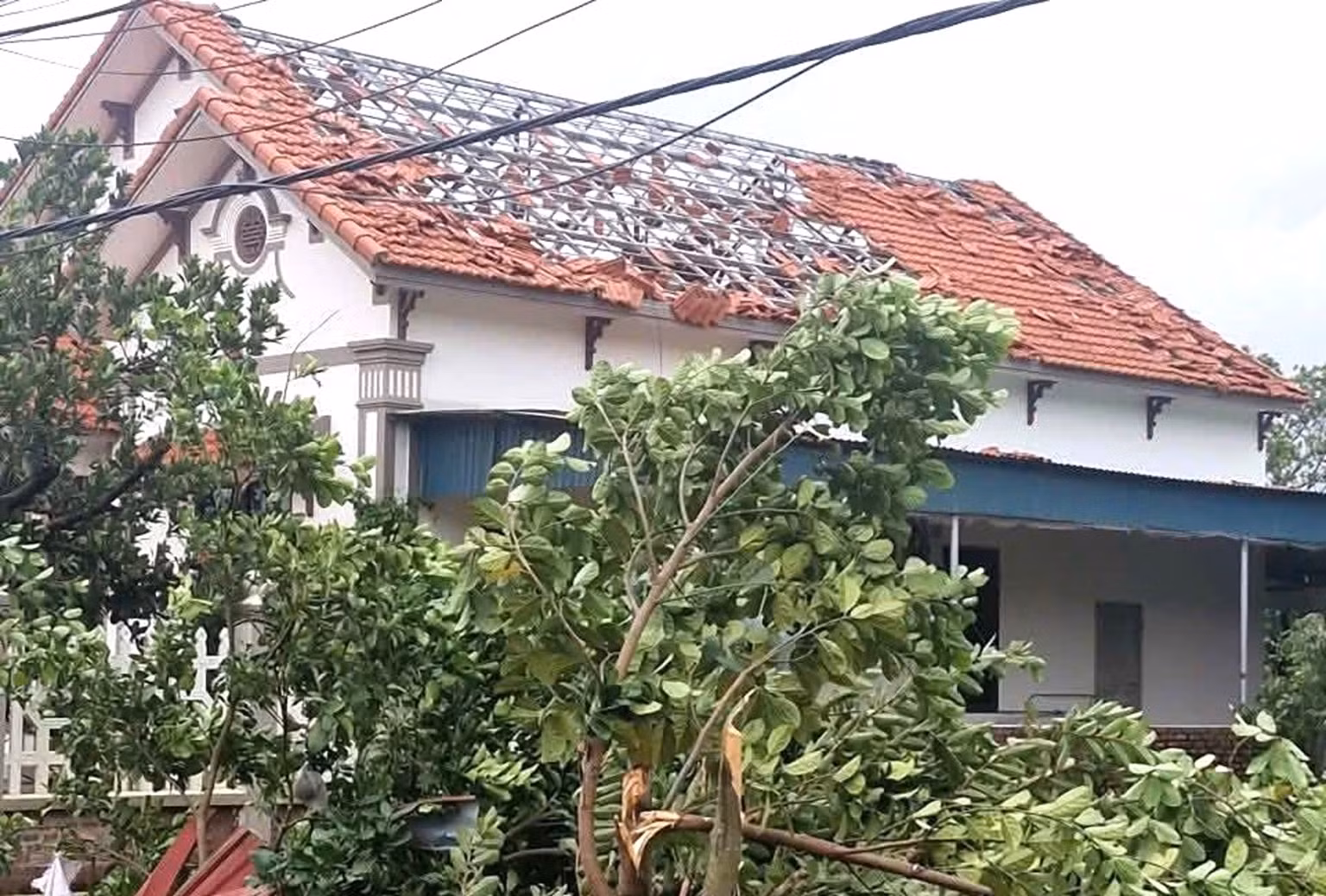 Hải Phòng lại xuất hiện lốc xoáy, nhiều nhà dân bị thiệt hại -0