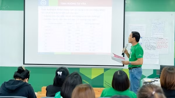 Tư vấn viên bảo hiểm Manulife được đào tạo kiến thức sức khỏe cộng đồng