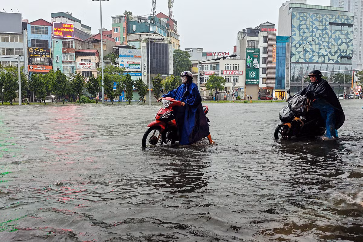 Hà Nội: Mưa như trút nước, hàng loạt tuyến đường ngập sâu -6
