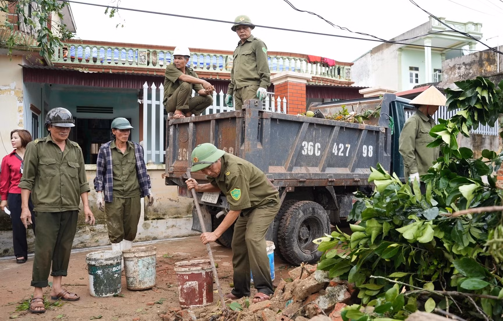 Một tiếng gió rít cuốn phăng cả làng -0