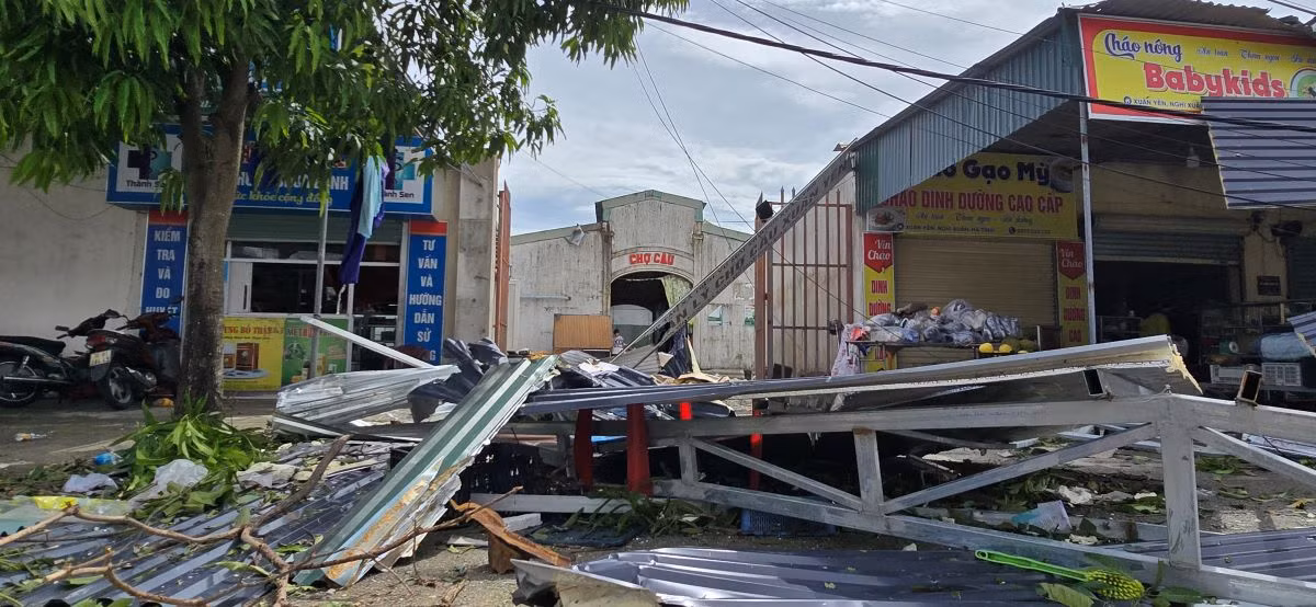 Cận cảnh khu chợ bị “vò nát” trong bão số 10 tại Hà Tĩnh -0