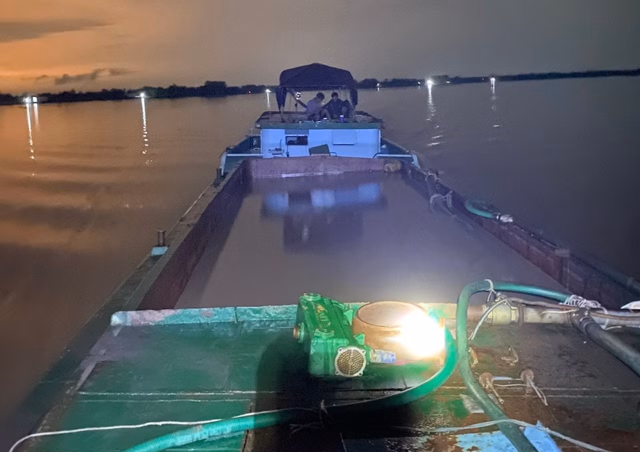 Vĩnh Long: Liên tiếp bắt giữ hàng loạt phương tiện khai thác cát trái phép trong đêm khuya -0