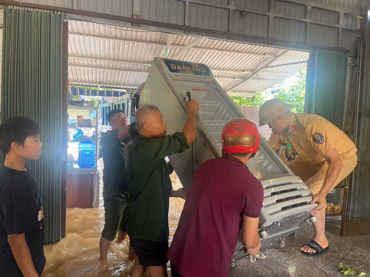 Những bàn tay ấm giữa mưa lũ Tuyên Quang -1
