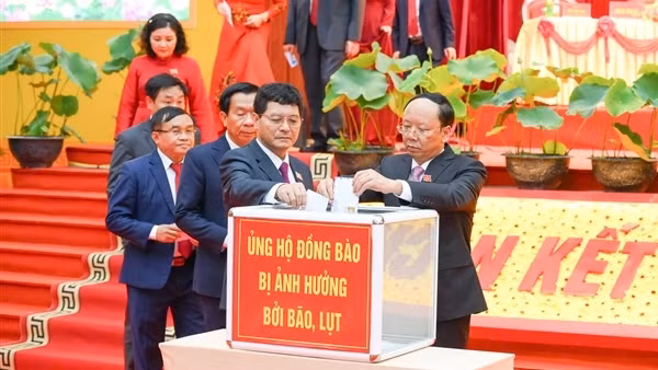 Đại biểu Đại hội Đảng bộ Nghệ An ủng hộ đồng bào vùng bão lũ gần 350 triệu đồng