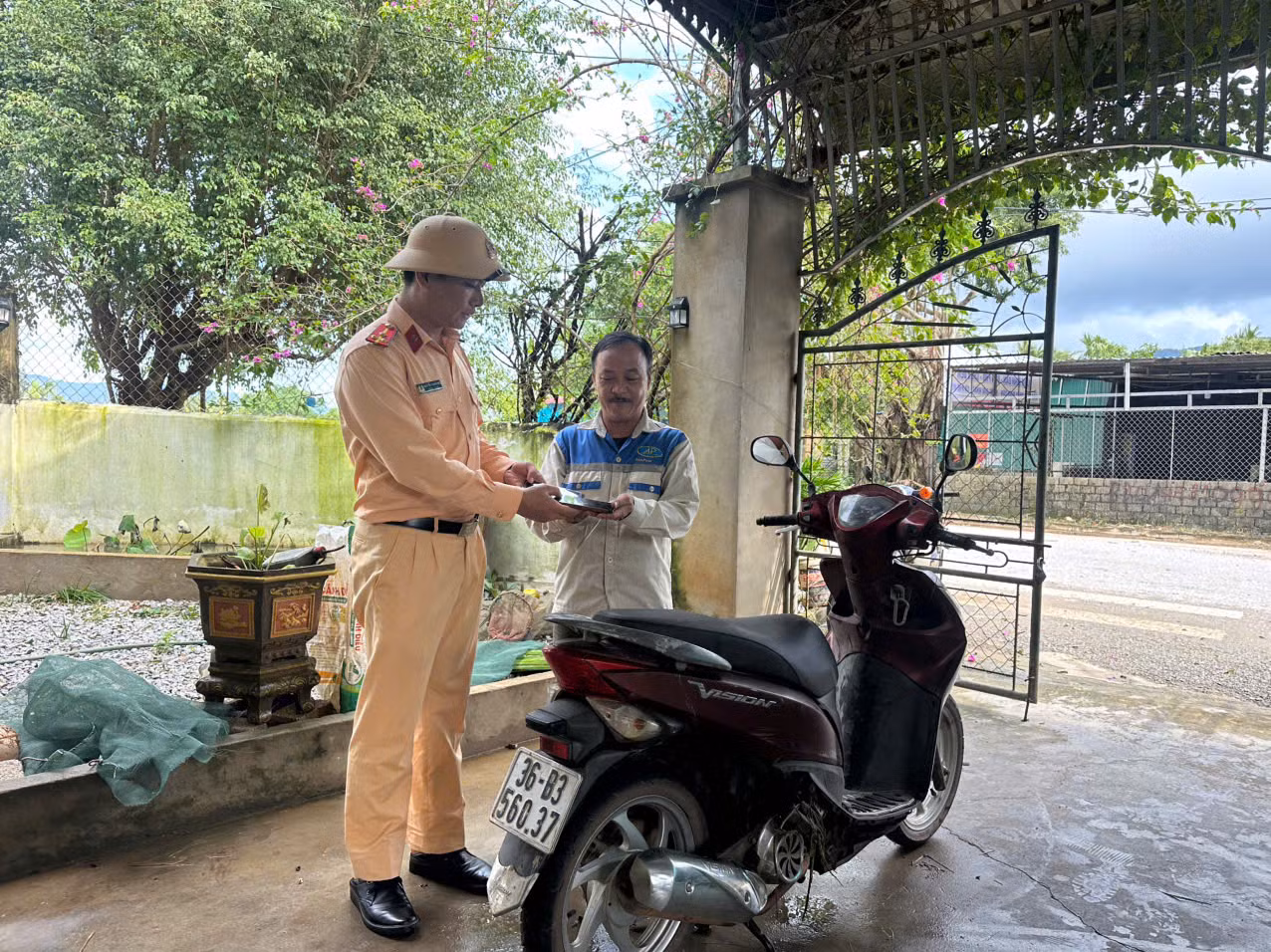 Cảnh sát giao thông Thanh Hoá cứu sống 3 người đàn ông bị lũ cuốn trôi -0