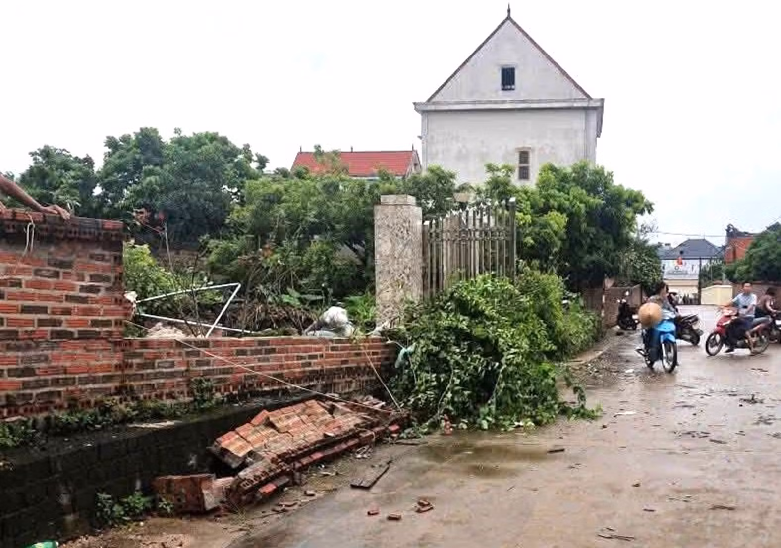 Hải Phòng lại xuất hiện lốc xoáy, nhiều nhà dân bị thiệt hại -0