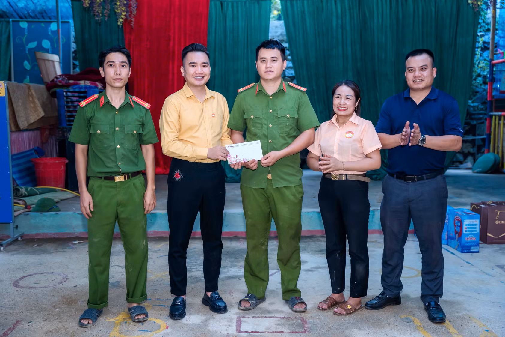 Hoàng Gia Phát Group trao tủ sách, tặng quà trung thu tới học sinh vùng lũ -0