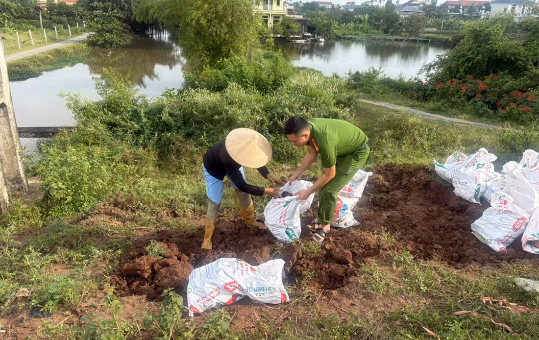 CBCS Công an tỉnh Ninh Bình “Vì nước quên thân, vì dân phục vụ” ứng phó với cơn bão số 10 -1