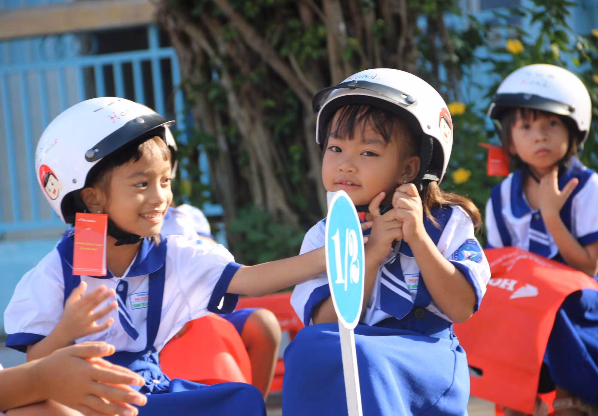 CSGT Công an Cà Mau tặng mũ bảo hiểm cho học sinh -3
