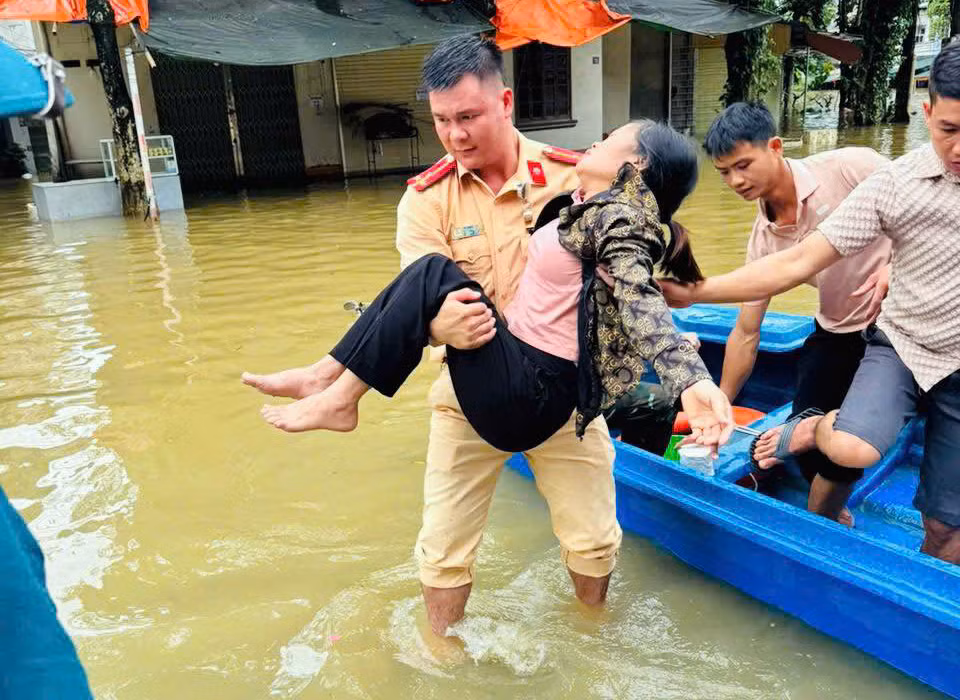 Những bàn tay ấm giữa mưa lũ Tuyên Quang -0