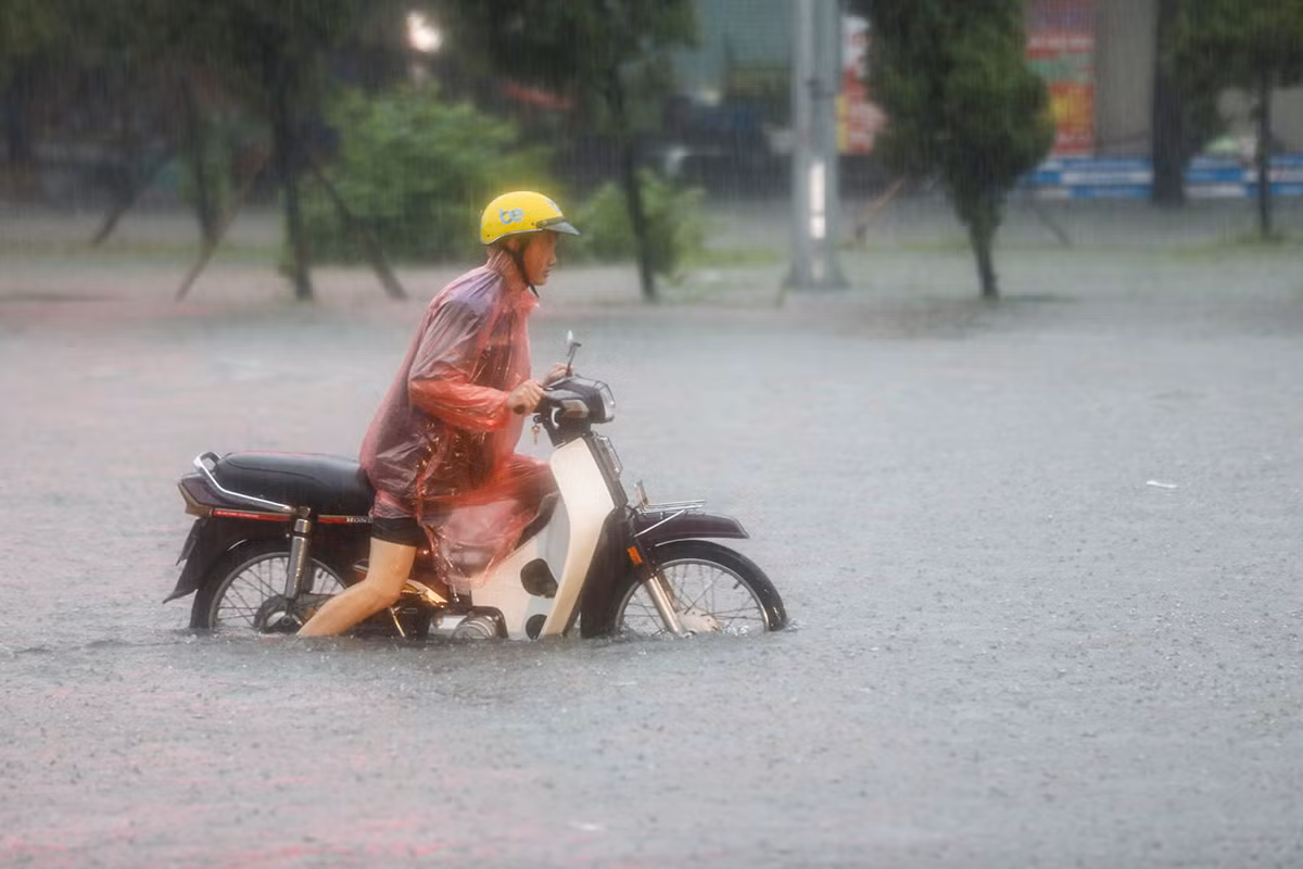 Hà Nội: Mưa như trút nước, hàng loạt tuyến đường ngập sâu -0