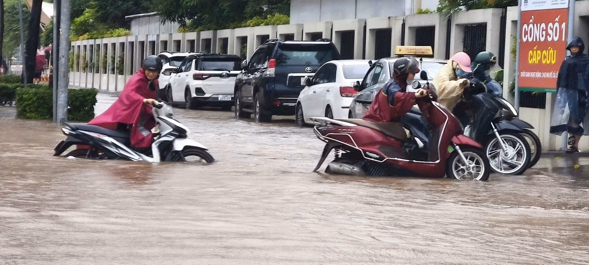 Chiều ngày 7/10: Hà Nội còn 106 vị trí ngập nước trong đó có 23 vị trí ngập sâu không lưu thông được -0
